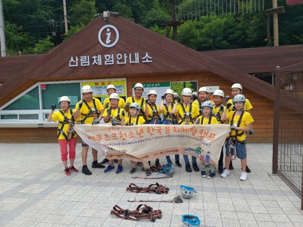 ��ζ����� �湮�� ���þ� ���ϰ�ȭ�� û�ҳ� �ѱ�����Ȱ�� �л���