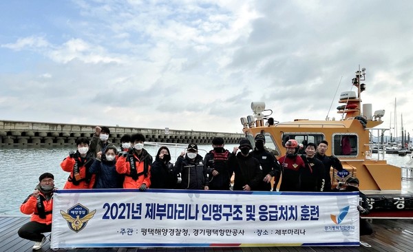 ���������׸����� �ؾ緹������ �����ؾ������ �����밡 �θ����� �� ����óġ �Ʒ��� ��ģ �� �����Կ��� �ϰ� �ִ�. 