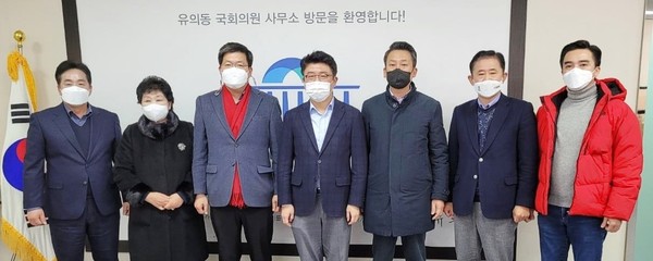 �����ǵ� ��ȸ�ǿ� ���ַ� ������ ���� �繫�ǿ��� ���ý���ȸ �ǿ���� �Բ� ����ȸ�� ���� ���ý� ���� ���� ���� ��Ȳ, �ڷγ�19 ���� ���� �� ���Ǳ�ü �� �پ��� �ǰ��� �������ٰ� ������.